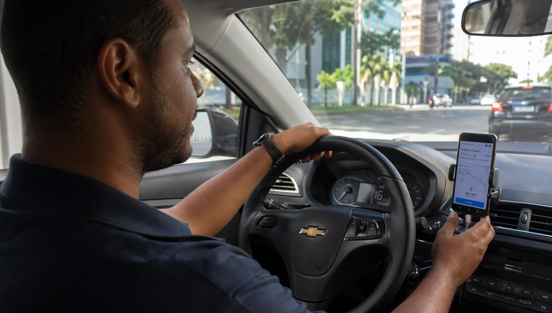 Motorista de aplicativo trabalha com veículo segurado na cidade
